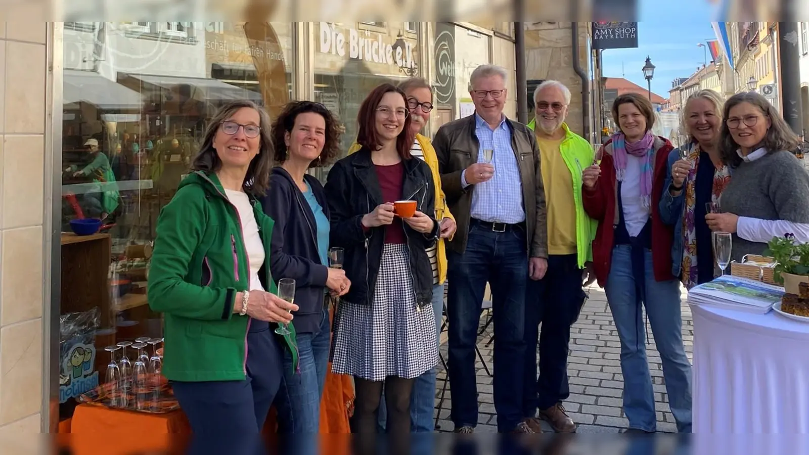 Anstoßen auf den ersten Geburtstag der Fairtrade-Town Bayreuth.  (Foto: Steuerungsgruppe Fairtrade-Town Bayreuth)