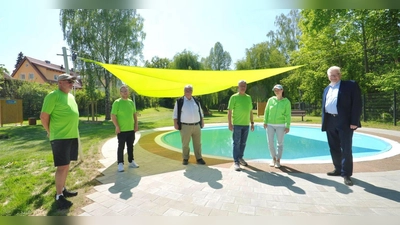V.r.: Oberbürgermeister Thomas Ebersberger, Badeaufsicht Kathrin Padotzke, Betriebsleiter Arnd Sesselmann, Stadtgartenamtsleiter Robert Pfeifer sowie Matthias Leykam und Martin Pellkofer vom Altstadtbad-Team.  (Foto: Stadt Bayreuth )