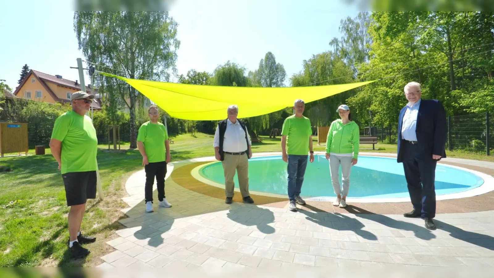 V.r.: Oberbürgermeister Thomas Ebersberger, Badeaufsicht Kathrin Padotzke, Betriebsleiter Arnd Sesselmann, Stadtgartenamtsleiter Robert Pfeifer sowie Matthias Leykam und Martin Pellkofer vom Altstadtbad-Team.  (Foto: Stadt Bayreuth )