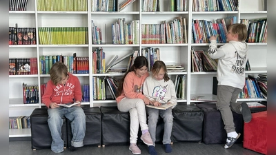 Die Grundschule Meyernberg wurde nach der Sanierung feierlich an die Schulleiterin übergeben.  (Foto: jm)