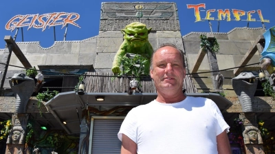 Schausteller Richard Sipkema, sein grüner Gremlin und der Geister-Tempel auf der Bayreuther Volksfestplatz. (Foto: Lenkeit)