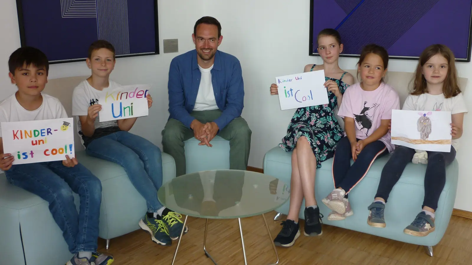 Im nächsten Vortrag der KinderUni geht es um eine „Schatzsuche mit künstlicher Intelligenz“. Die Kinderreporter haben Prof. Dr. Kühl vorab Fragen in Bezug auf den Vortrag gestellt. V.l.: Die Kinderreporter Johannes, Leo, Morgan, Isabella und Amelie mit Prof. Dr. Kühl.  (Foto: red )
