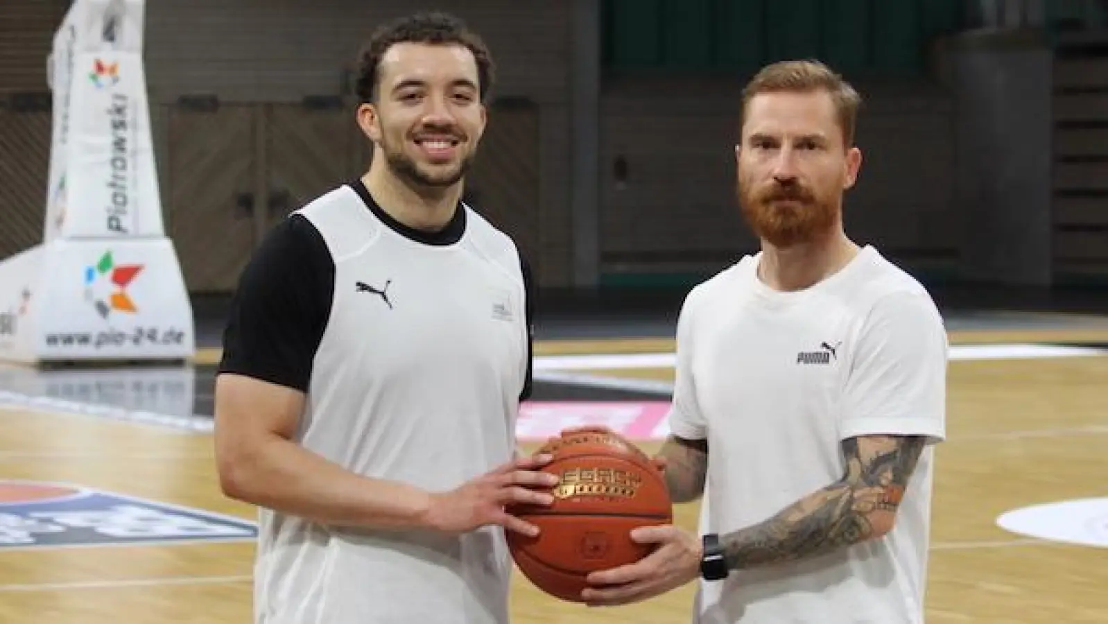 Coach Lars Marsell (rechts im Bild) begrüßt Jarrod West. (Foto: medi Bayreuth)