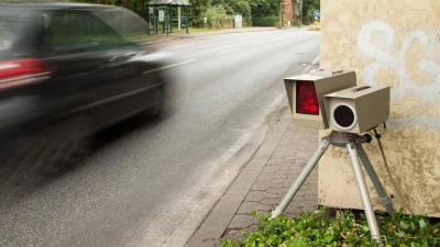 Auto neben einer Radarmessung: Blitzermarathon am 19. und 20. April in Oberfranken. (Symbolbild: Adobe Stock/S. Engels)