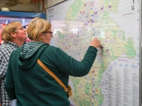 Feuerwehr Bayreuth - Tag der offenen Tür am 1. Oktober 2023: Viele Zuschauer kamen zur Schautafel. (Foto: jle)