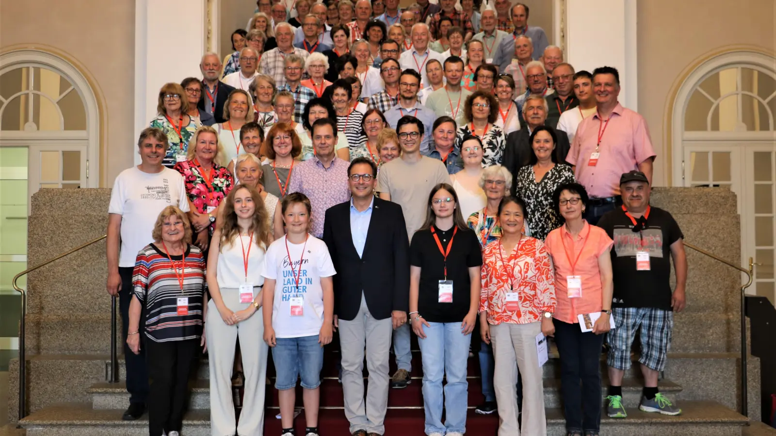 Auf Einladung von MdL Franc Dierl (1. Reihe, Mitte) erlebten rund 100 Personen aus Stadt und Landkreis Bayreuth einen informativen und abwechslungsreichen Tag im Bayerischen Landtag. (Foto: CSUFraktion im Bayerischen Landtag)