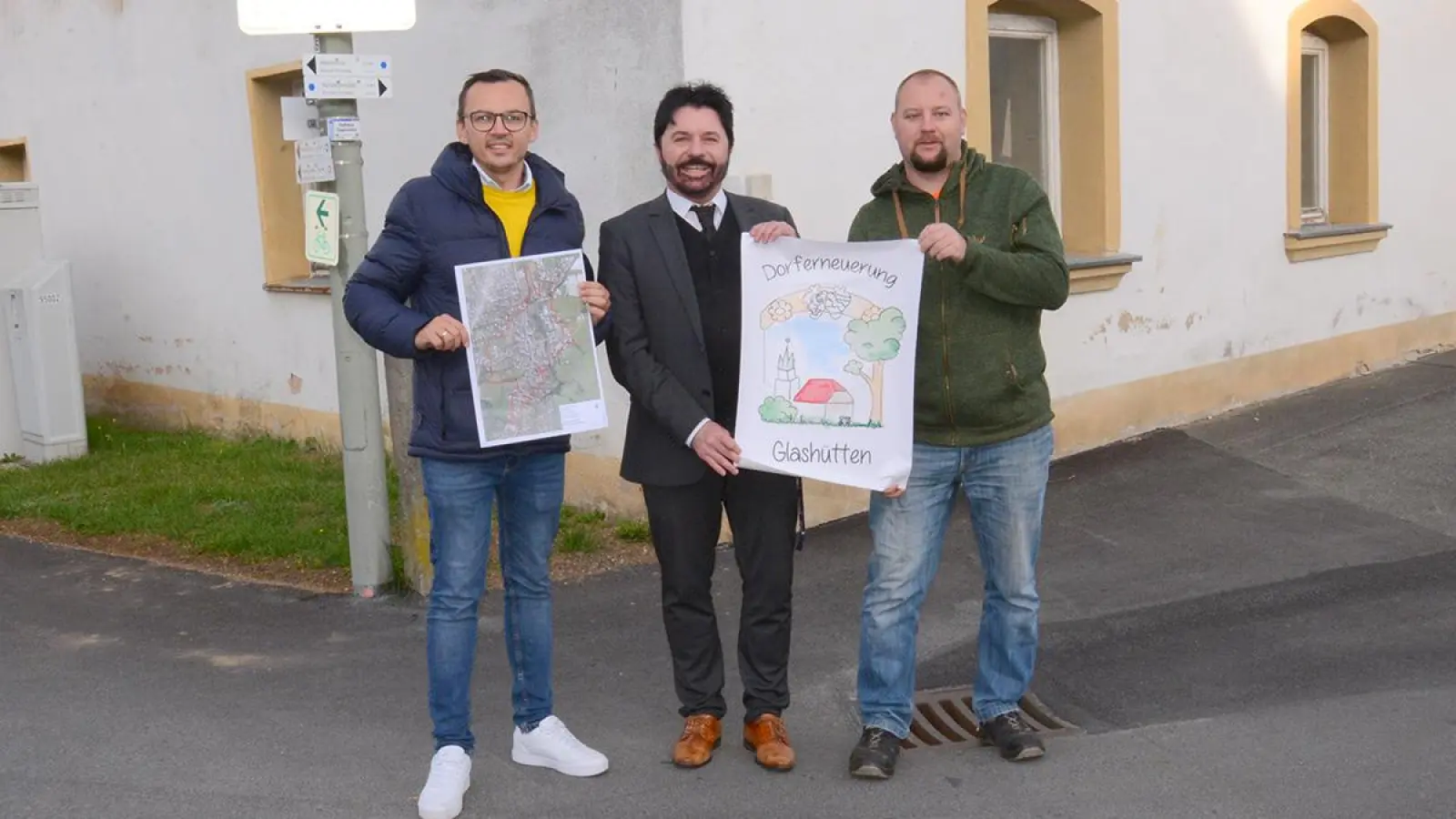 Vor dem so genannten „Fred-Haus“, das zu einem Gemeinschaftshaus umgebaut werden soll, von links: Martin Lottes, Bürgermeister Sven Ruhl und Michael Hofmann mit dem gestalteten Logo.  (Foto: Dieter Jenß)