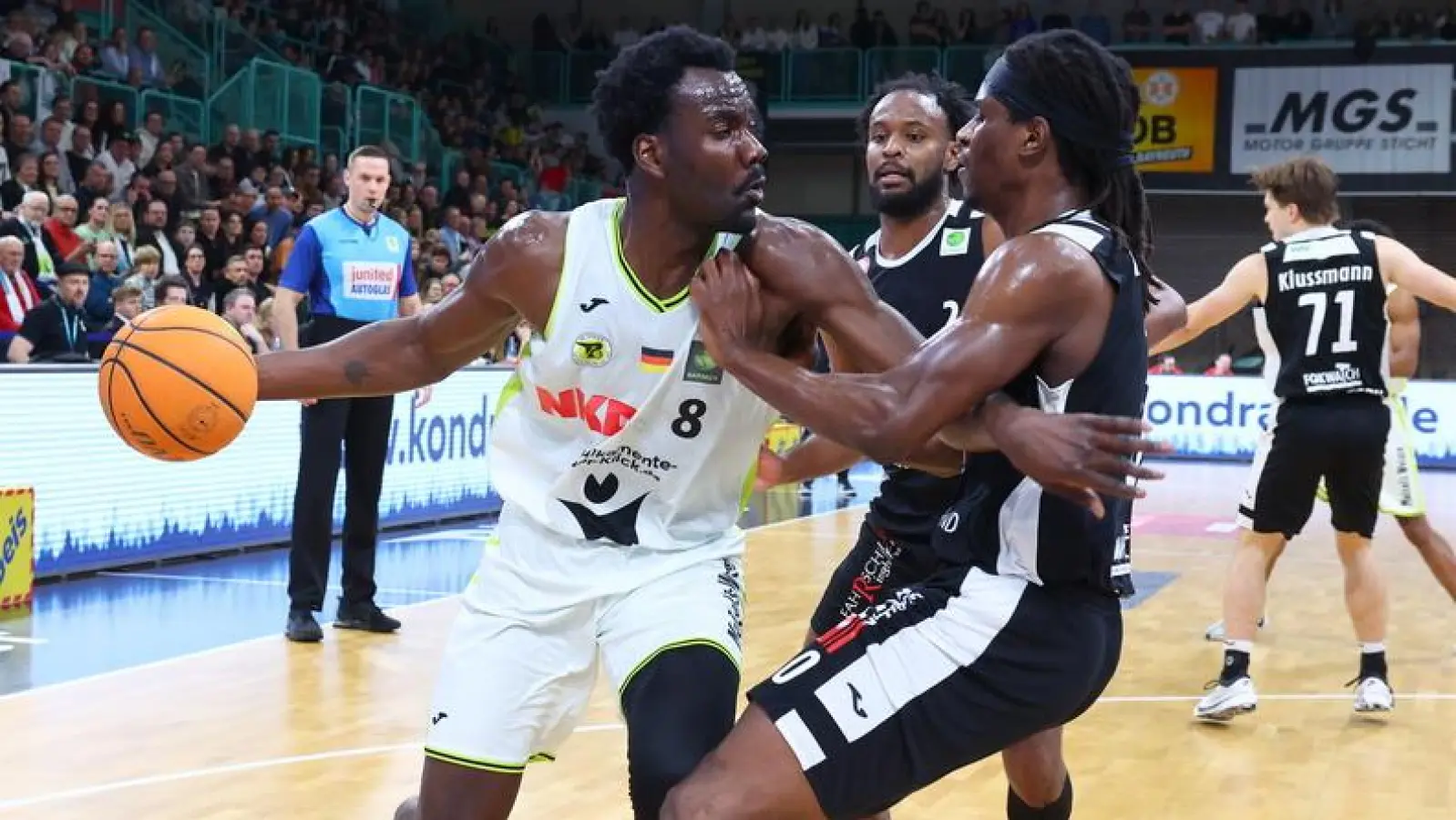 Center Nat Diallo (links, am Ball) wechselt zu einem Ligakonkurrenten in der ProA. (Foto: BBC Bayreuth/Peter Kolb)