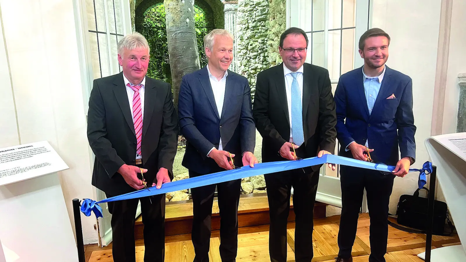 Band zerschnitten, Tür geöffnet: (v.l.): Zweiter Bürgermeister von Wonsees Wolfgang Schleicher, Präsident Hermann Auer, Staatssekretär Martin Schöffel und der Kulmbacher Landrat Jonas Gleich. (Foto: W. Munzert)