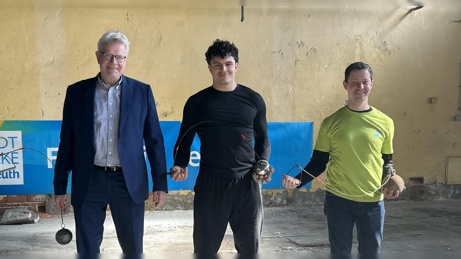 V.l.: OB Thomas Ebersberger, Hammerwerfer Merlin Hummel und Stadtwerke-Geschäftsführer Markus Rützel.  (Foto: jm)