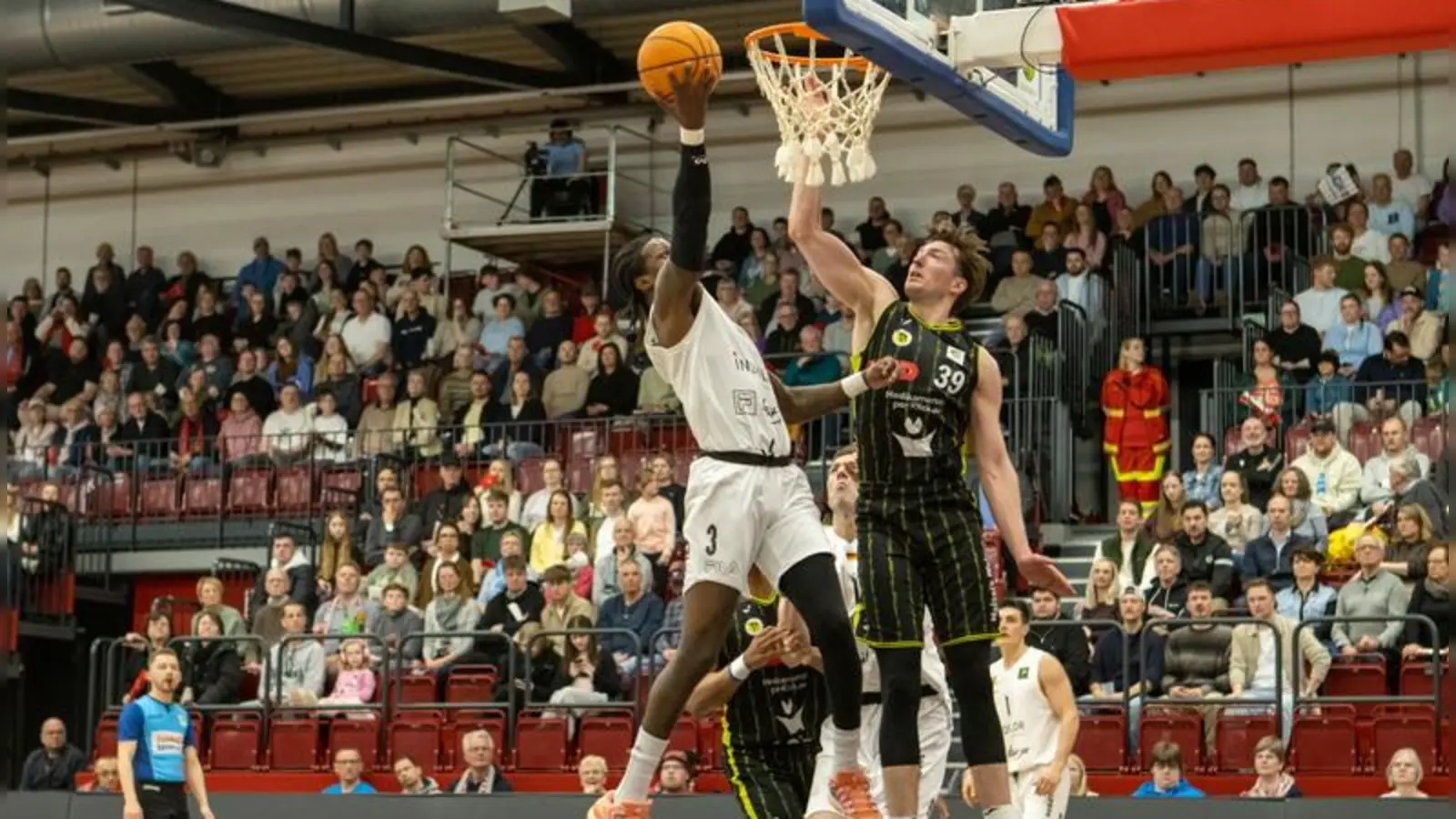 Willem Brandwijk (Mitte, schwarzes Trikot) war bester Werfer und Rebounder des BBC Bayreuth bei den Artland Dragons. (Foto: Artland Dragons/Stefan Pieper)