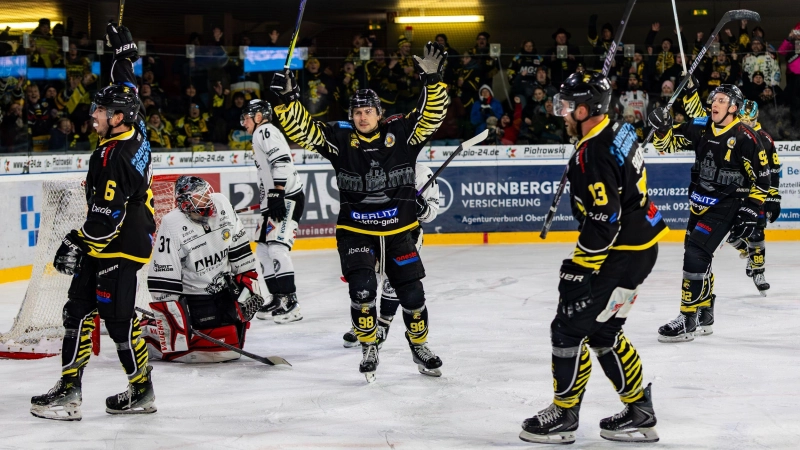 In der vergangenen Saison in der Oberliga Süd lieferten sich die Bayreuth Tigers und die EHF Passau Black Hawks noch insgesamt vier Duelle in der Hauptrunde (Bild, hier ein Bayreuther Torerfolg bei einem der Spiele im „Tigerkäfig”), jetzt ist es durchaus wahrscheinlich, dass sich beide Teams aus dem Spielbetrieb zurückziehen. (Foto: Archiv/Dirk Ellmer)