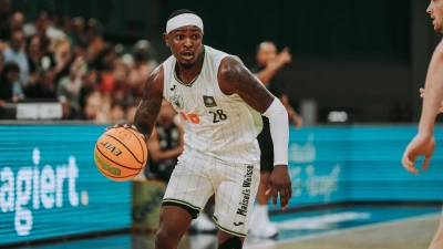 Neuzugang Glen Abram Jr. (am Ball) scorte für MpK Bayreuth 13 Punkte gegen die Nürnberg Falcons. (Foto: Thorsten Ochs)