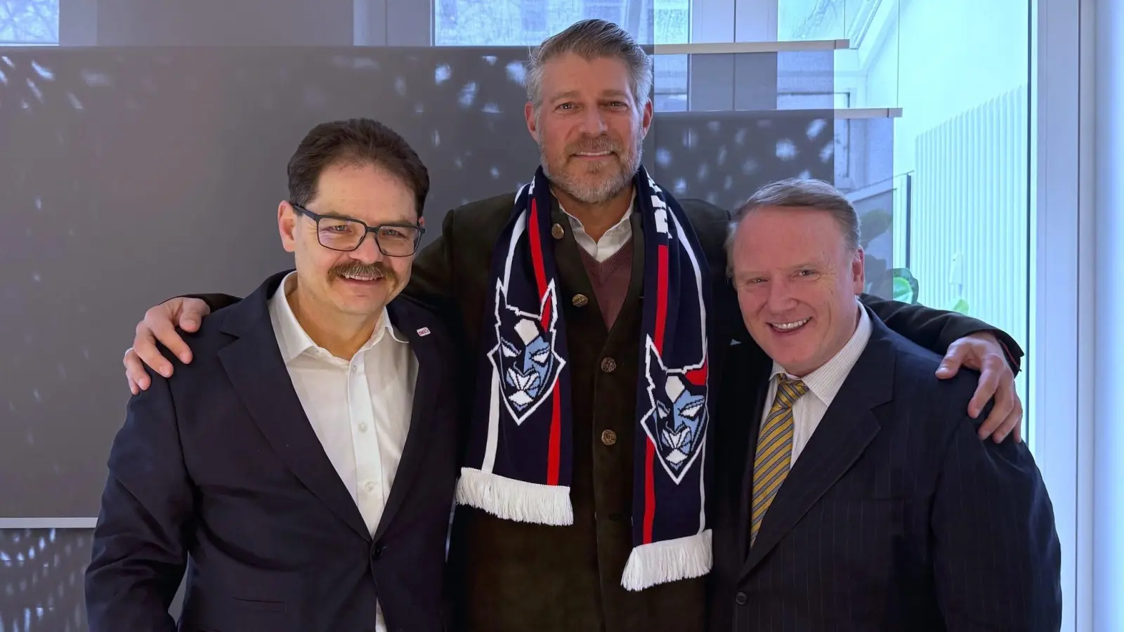 Blue Devils-Geschäftsführer Franz Vodermeier mit den neuen Hauptsponsoren Dave Lasky und Stephan Seeger. Foto: Christian Kaminsky