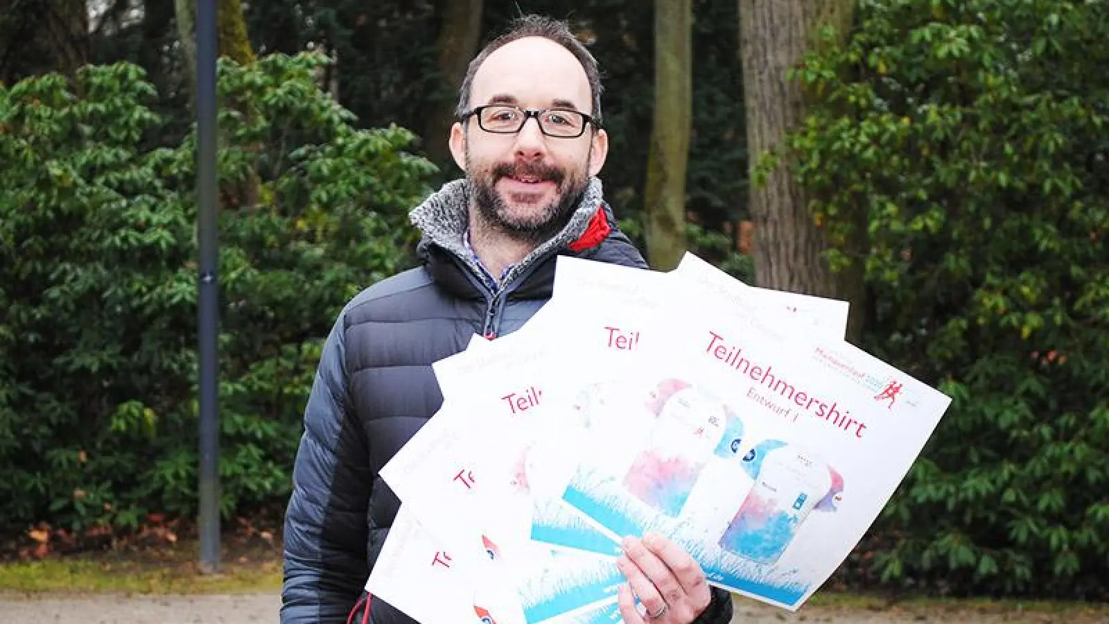 Der Organisator Florian Maßen präsentiert die Entwürfe. (Foto: Jessica Mohr)