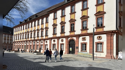 Links Augustiner Braugaststätte – und rechts? Die derzeitigen Mieter verlassen das Gebäude. Was mit dem rechten Seitenflügel des Alten Schlosses geschieht, ist noch nicht entschieden.  (Foto: gmu)