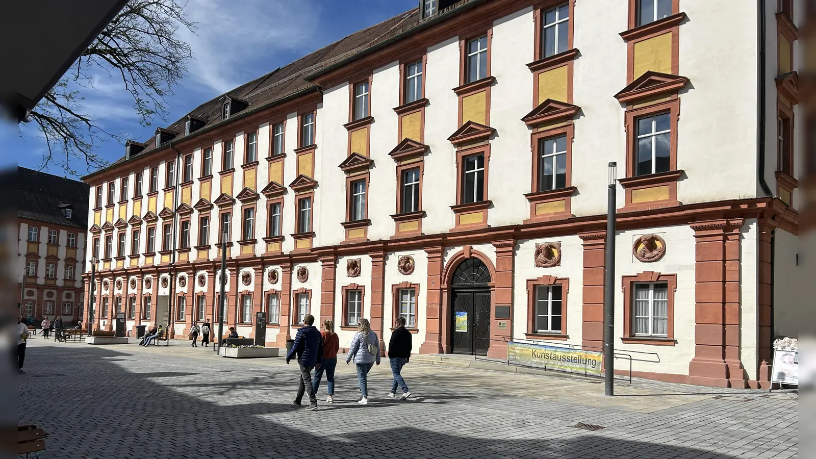 Links Augustiner Braugaststätte – und rechts? Die derzeitigen Mieter verlassen das Gebäude. Was mit dem rechten Seitenflügel des Alten Schlosses geschieht, ist noch nicht entschieden.  (Foto: gmu)