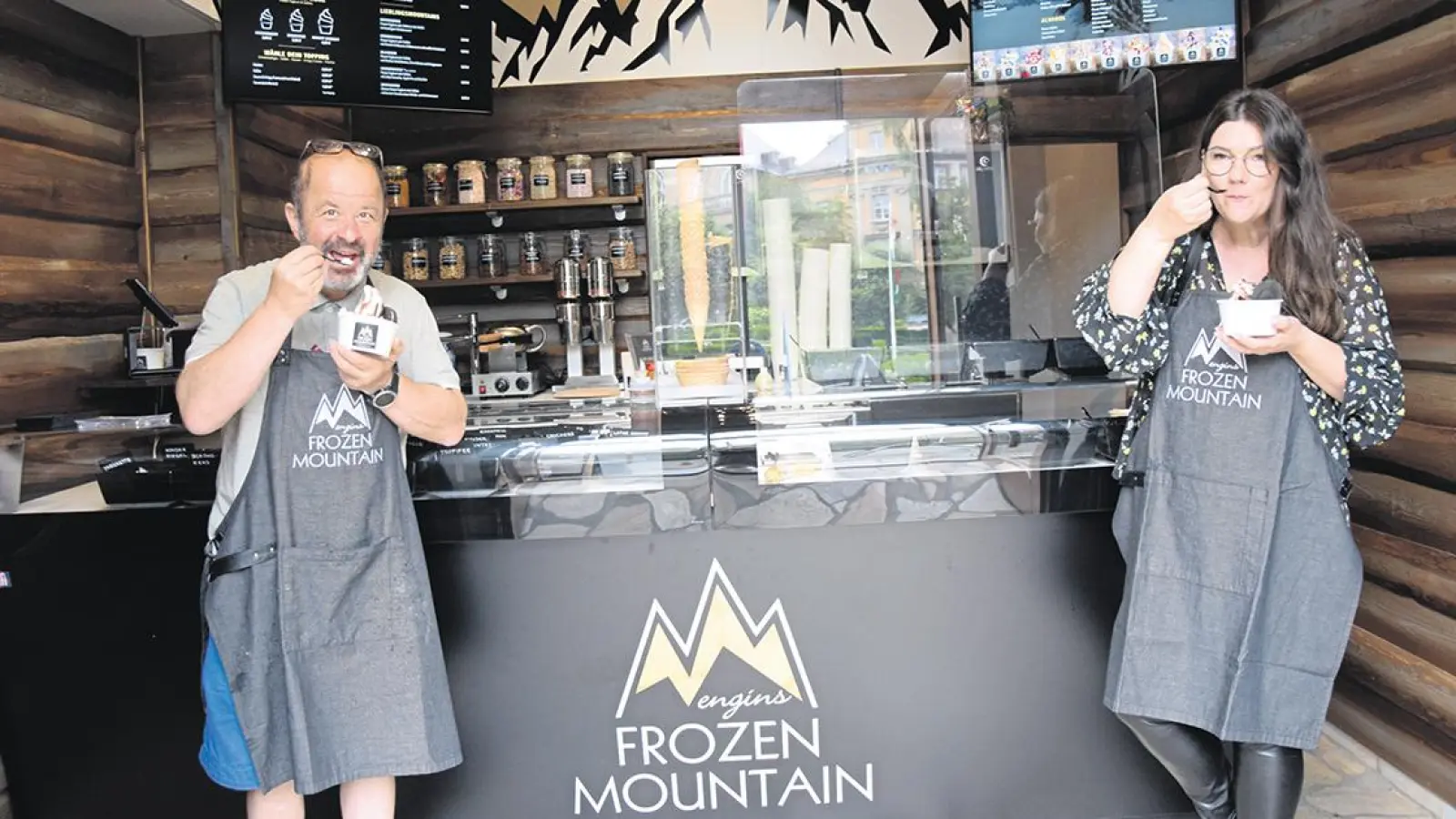 Engin Gülyaprak und  Astrid Kwias genießen die kleine Erfrischung mit ihrem Frozen-Joghurt. (Foto: Jessica Mohr)