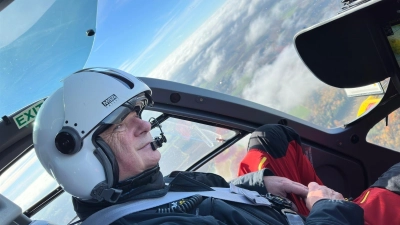 Wolfgang „Sam“ Seibt im Cockpit des ADAC Rettungshubschraubers „Christoph 20“.  (Foto: BRK-Bayreuth)