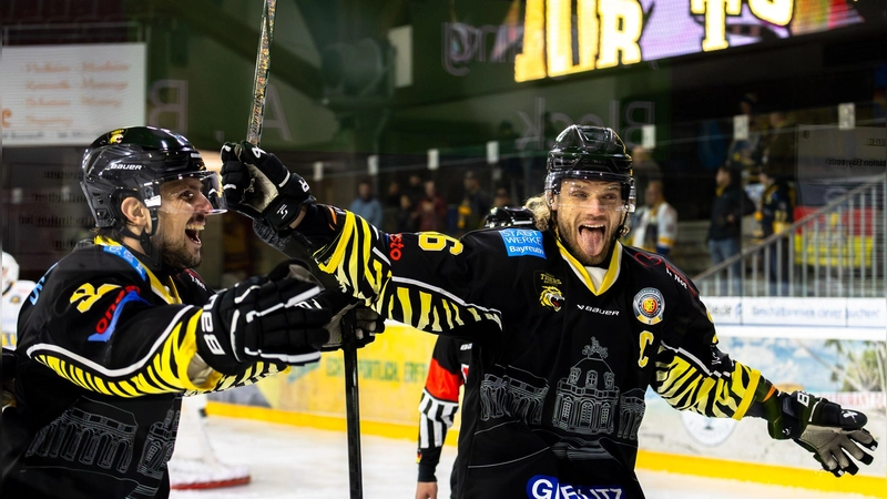 So wie hier im Spiel gegen die Stuttgart Rebels wird Kapitän Sam Verelst (rechts) künftig nicht mehr in Bayreuth jubeln. Der 34-Jährige wechselt zu den ECDC Memmingen Indians. (Foto: Archiv/Dirk Ellmer)