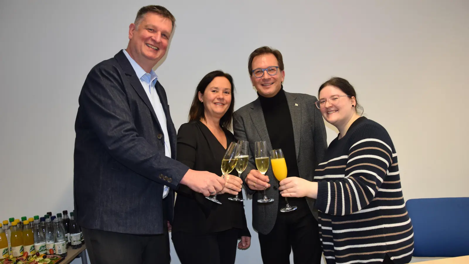 Büroräume neu gestaltet - Gastgeber MdL Franc Dierl durfte sich über viele Gäste freuen.  (Foto: jm)