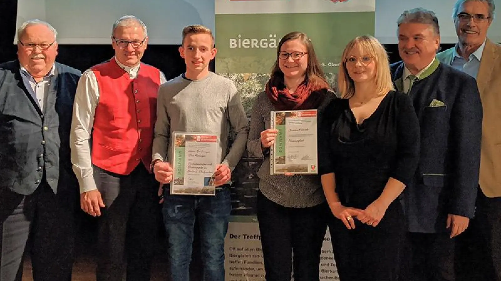 Auszeichnung als Ehrenmitglied und Sonderbotschafter des Vereins Bierland Oberfranken: im Bild v.l. Streit, Georg Rittmayer, Präsident des Vereins der privaten Brauereien Bayern, Elias Rittmayer, die Bierkönigin Christina Pollnick und die Vorstandsmitglieder von Bierland Oberfranken, Gisela Hansen, Landrat Söllner und Dr. Bernd Sauer von der Handwerkskammer. (Foto: Bierland)