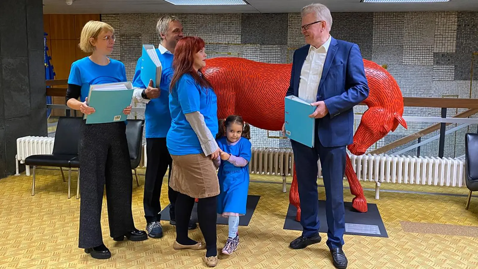 Anja Antoniali-Leistner, Dr. Manuel Friedrich und Tina Karimi-Krause (v.l.n.r.) übergeben die Unterschriften an Oberbürgermeister Thomas Ebersberger. (Foto: Lenkeit)