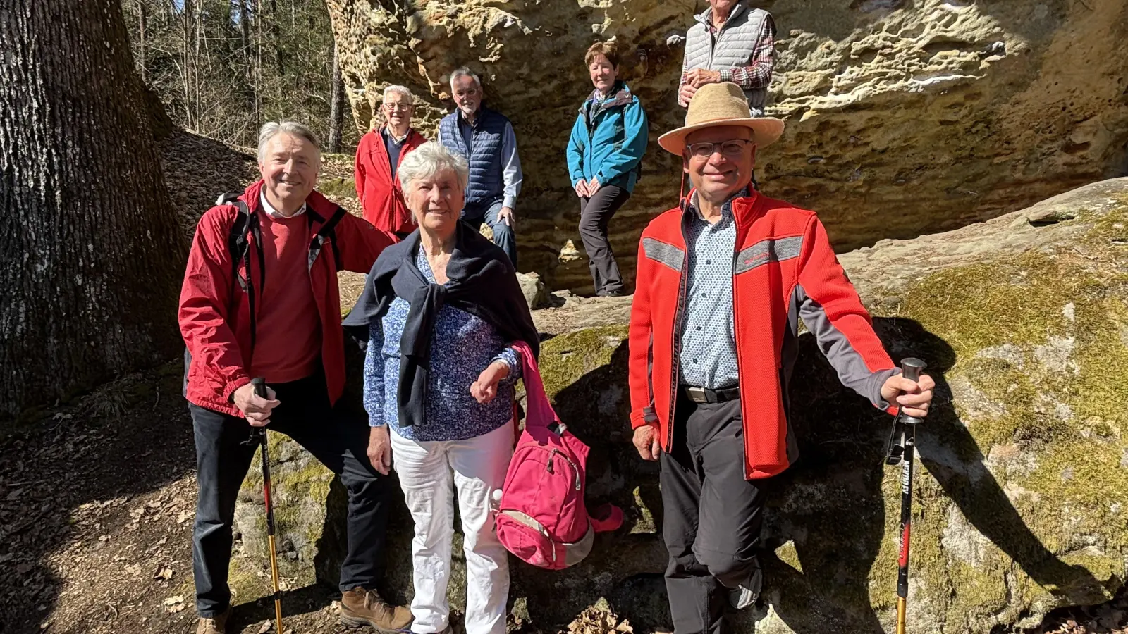 Die neue Vorstandschaft von links; obere Reihe: Herman Steininger (Wanderwart), Rainer Gläßl (Revisor), Liane Schärtel (Revisorin), Peter Gyra (2. Vorsitzender und Kassier); untere Reihe: Gregor Hartmann (1. Vorsitzender), Leni Rostock (Referentin für Öffentlichkeitsarbeit) und Gerhard Eggert (Schriftführer). (Foto: Fichtelgebirgsverein Bayreuth)