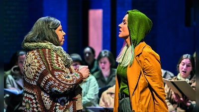 Nadine Weissmann (l.) als Mary im „Fliegenden Holländer“. Sie ist Dienerin und Vertraute für Senta (Elisabeth Teige). 				  (Foto: Bayreuther Festspiele/Enrico Nawrath)
