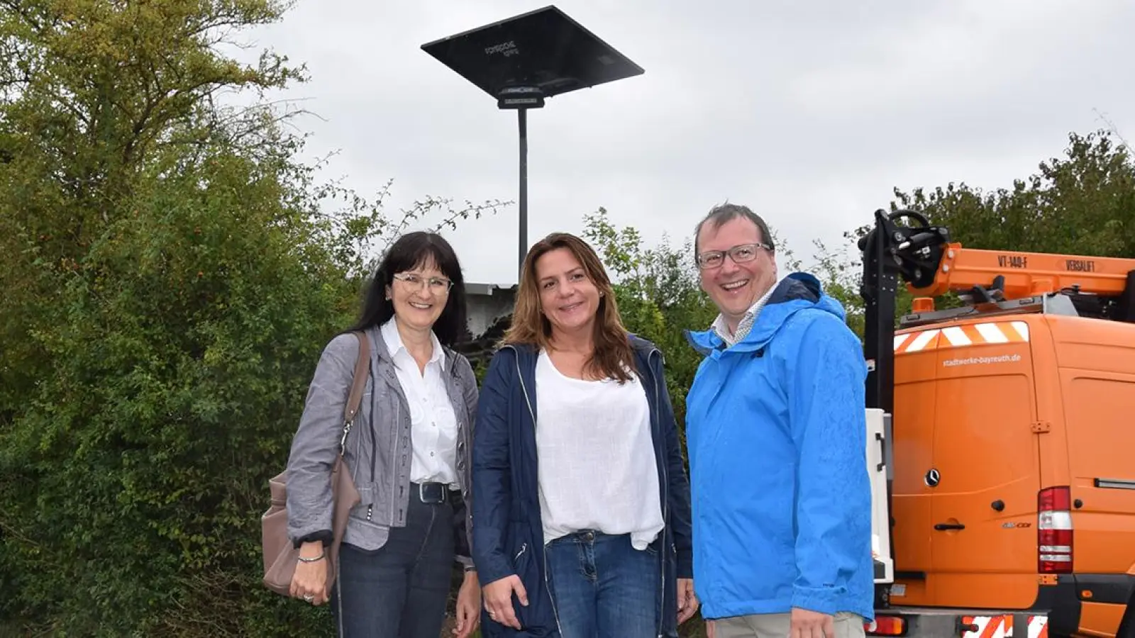 v.l.n.r.: Sybille Pichl (Bürgermeisterin Eckersdorf), Anna Lebioda (Projektingenieurin, Stadtwerke Bayreuth), Guido Müller (Bereichsleiter Netzbetrieb, Stadtwerke Bayreuth). (Foto: Lenkeit)