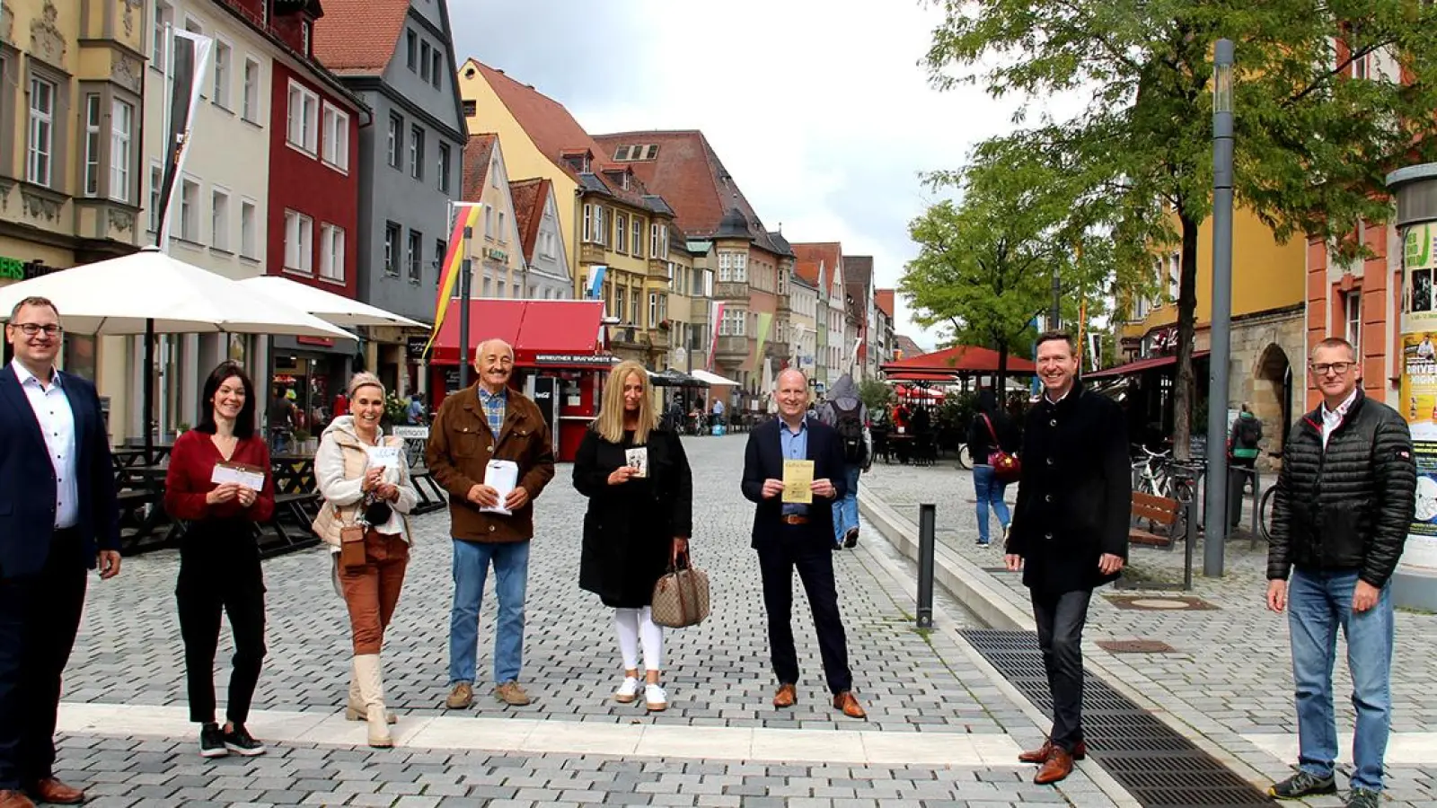 Stefan Schuh, 3. Bürgermeister der Stadt Bayreuth, Natascia Sanzovo (La Bottega del Gusto), Tanja Brenes-Palomo (Trendfabrik), Initiator Wolfgang Walther, Patrizia Aquenza (Gott&#39;s - Ristorante Italiano), Markus Bauer (Becker &amp; Exner Herrenmoden), Landrat Florian Wiedemann und Roland Wittich, Personalrat des BRK-Kreisverbands Bayreuth (Foto: red)
