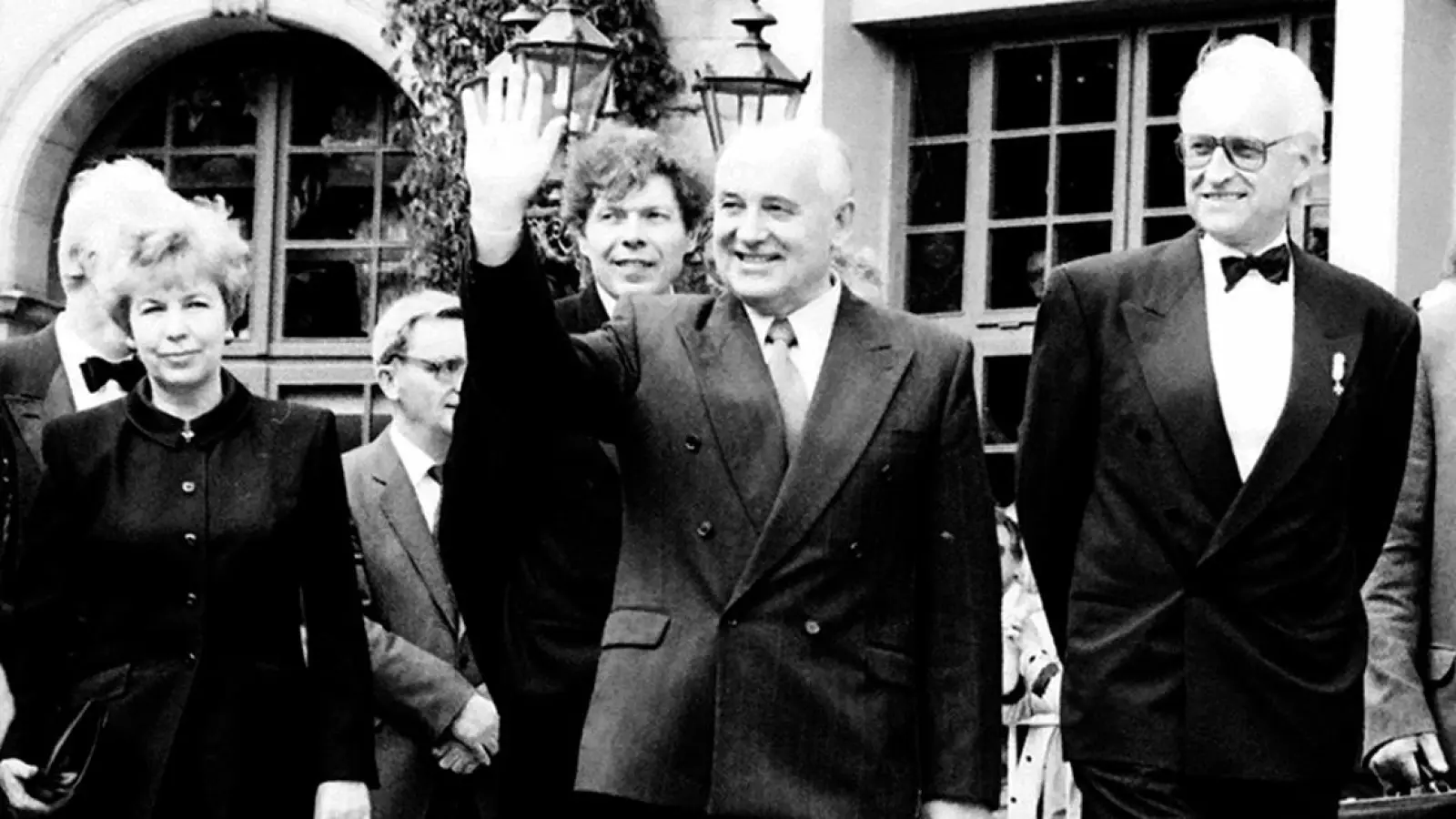 Michail Gorbatschow bei der Eröffnung der Bayreuther Festspiele 1993 mit Ehefrau Raissa (li.) und dem damaligen bayerischen Ministerpräsidenten Edmund Stoiber (re.). (Foto: Klaus-Peter Volke)