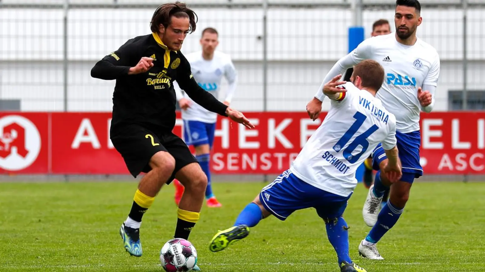 Tim Danhof nimmt es mit gleich zwei Gegenspielern auf. (Foto: Peter Kolb)