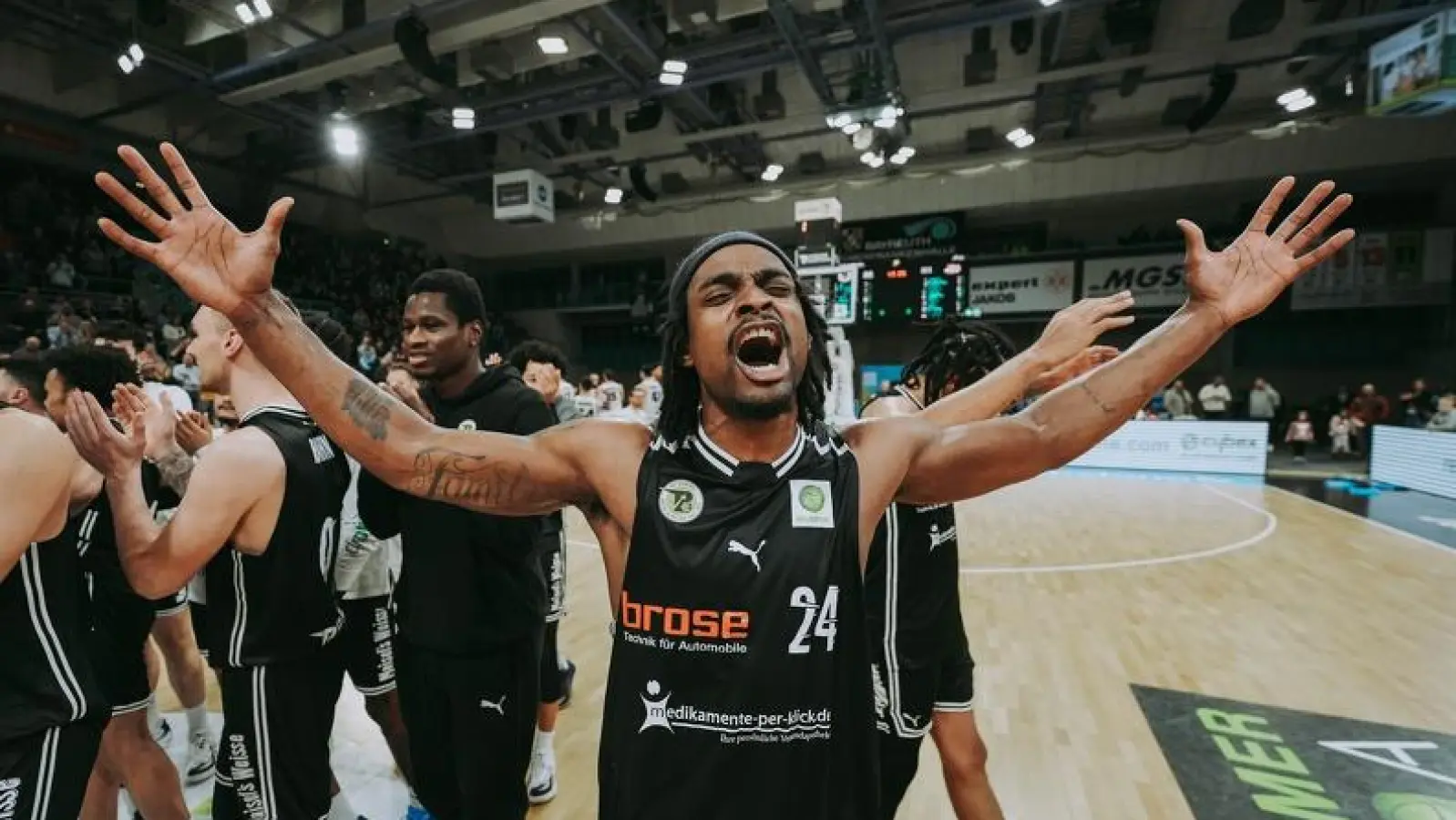 Aaron Carver bejubelt zusammen mit der Mannschaft des BBC den Sieg gegen Jena. (Foto: Thorsten Ochs)