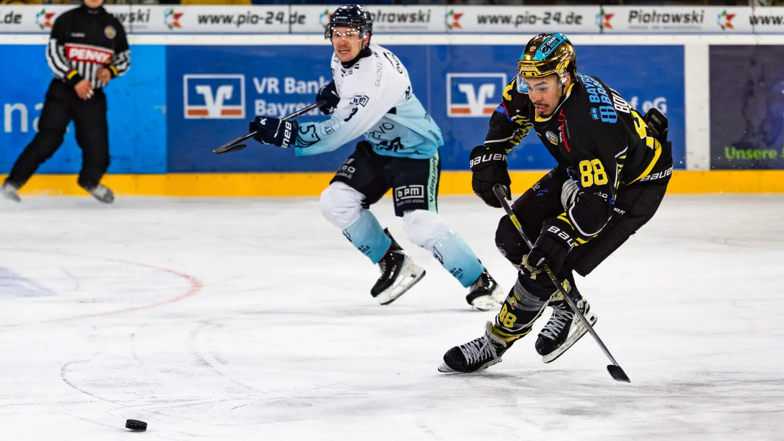 Kyle Bollers (rechts, hier in der Partie am Freitag gegen Lindau) war auch heute in Stuttgart ein tonangebender Bayreuther Akteur. (Foto: Archiv/Dirk Ellmer)