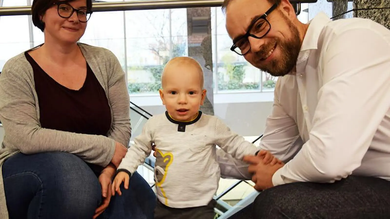 Susann und Sebastian Morgenstern mit ihrem Sohn Frederic. (Foto: Gabrielle Munzert)
