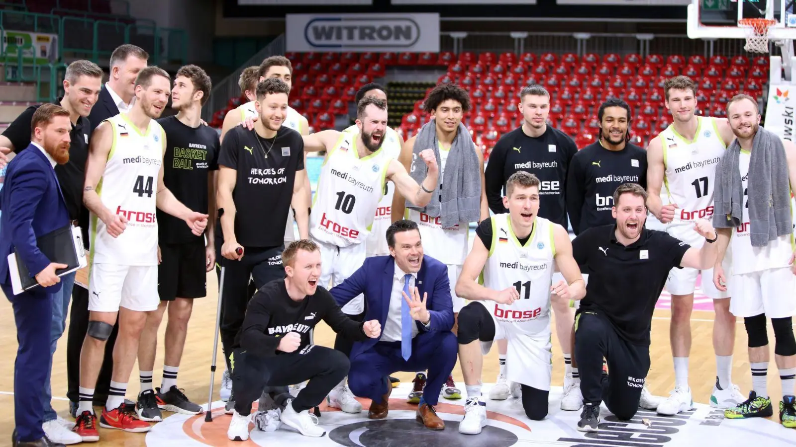 Hier feiert medi bayreuth den Einzug ins Halbfinale des FIBA Europe Cups. (Foto: medi bayreuth | Marcus Förster)