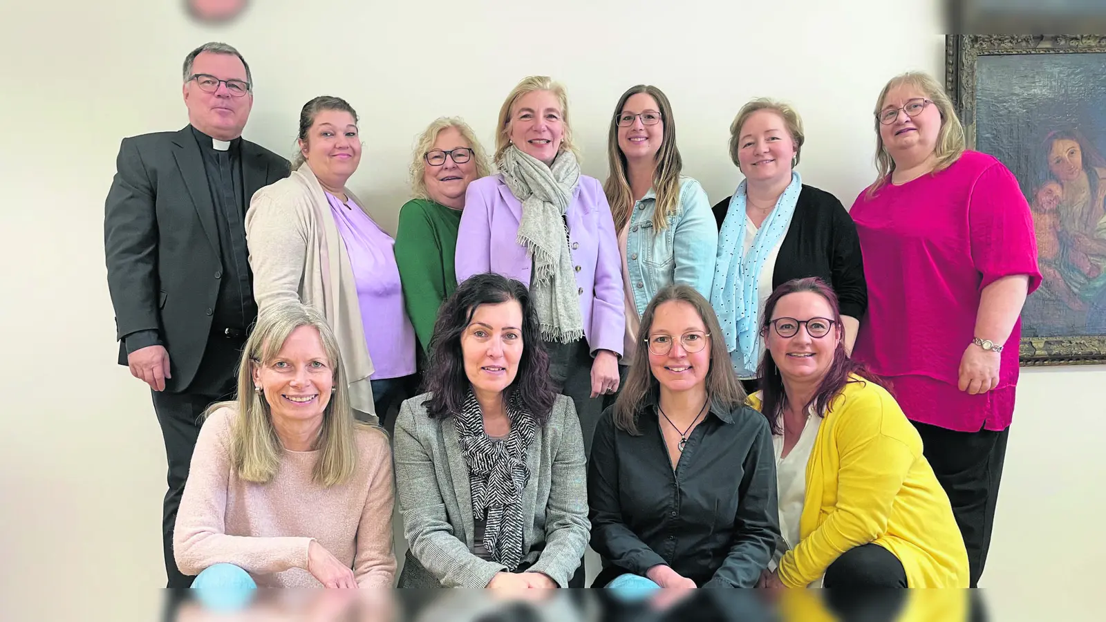 Dr. Dr. Heinrich Hohl (hinten links), Leitender Pfarrer des Katholischen Seelsorgebereiches Bayreuth und Geschäftsführerin Stefanie Hellbach (hinten Mitte) mit Verwaltungsmitarbeiterinnen und Leiterinnen der katholischen Kindertagesstätten in Bayreuth.  (Foto: red )