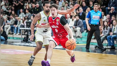 Neuzugang Kyle Sturdivant (links) hatte gegen Köln als Bayreuther Topscorer einen Einstand nach Maß. (Foto: Thorsten Ochs)