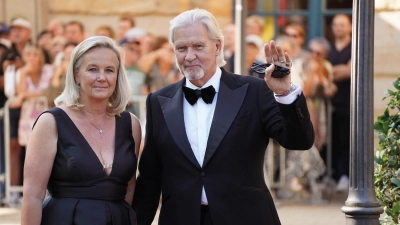  Tanja Surmannund Johnny Logan vor dem Festspielhaus. (Foto: Dörfler)