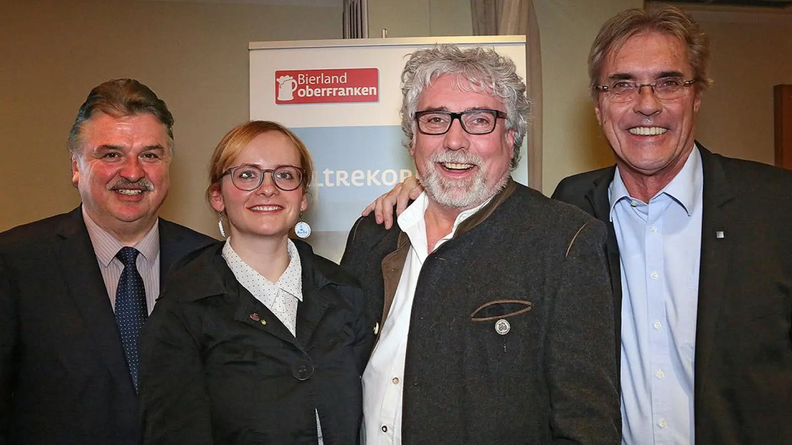 Sind glücklich über den Zugang von Brauereigasthöfen zur außerordentlichen Wirtschaftshilfe des Bundes: Der Kulmbacher Landrat Klaus Peter Söllner, Gisela Hansen, Meinel-Bräu, Christof Pilarzyk, Brauereigasthof Grosch und Dr. Bernd Sauer, Handwerkskammer für Oberfranken, vom Vorstand des Vereins Bierland Oberfranken e.V. (von links). Das Bild stammt aus dem Archiv. (Foto: Bierland Oberfranken)
