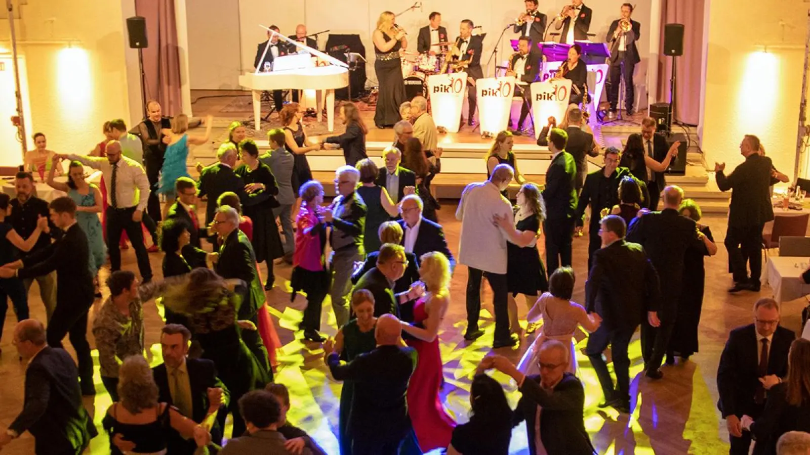 Ball in den Mai des TC Rot-Gold Bayreuth. (Foto: Stefanie Deuerling)