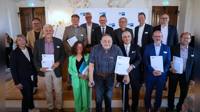Landrat Florian Wiedemann (hinten 2. von rechts) und 2. Bürgermeister Stefan Schuh (hinten rechts) und der neue Leiter des Bereichs Berufliche Bildung Michael von Hertell (hinten 3. von links) (Foto: IHK Oberfranken)