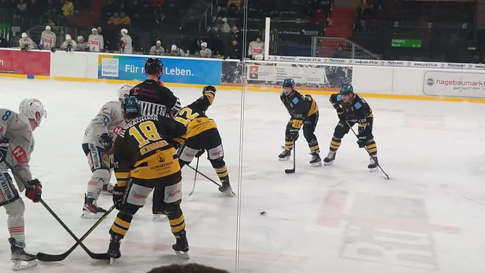 Hart umkämpft mit dem besseren Ende für die Gäste war die Begegnung zwischen den Bayreuth Tigers und den Heilbronner Falken. (Foto: Denise Preiss)