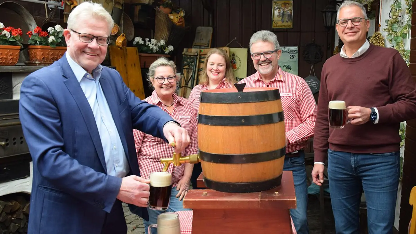 Bock auf Bier: Oberbürgermeister Thomas Ebersberger, Alexandra Zimmer, Jaqueline Ziegler und Thomas Zimmer von der Bäckerei Lang und Marc Goebel, Geschäftsführer Braubetrieb der Brauerei Gebrüder Maisel beim Fassanstich. (Foto: jle)