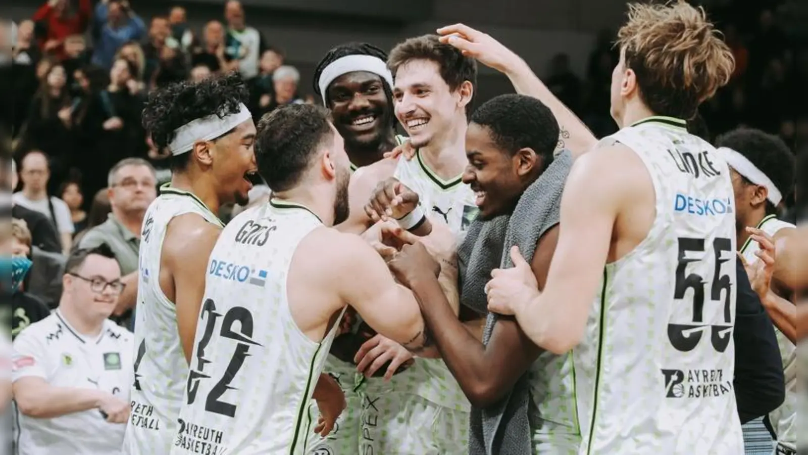 Moritz Plescher (Mitte) wurde nach der Bekanntgabe seiner Vertragsverlängerung von seinen Mitspielern, den Coaches und den Fans gefeiert. (Foto: Thorsten Ochs/ochsenfoto.de)