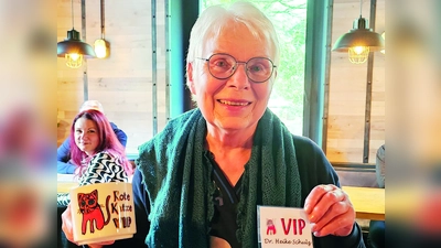 Für ihre Verdienste wurde Heike Schulz zur Ehrenvorsitzenden ernannt – als „Rote Katze V.I.P.“ auf Lebenszeit.  (Foto: red )