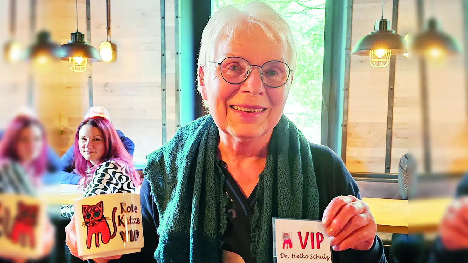 Für ihre Verdienste wurde Heike Schulz zur Ehrenvorsitzenden ernannt – als „Rote Katze V.I.P.“ auf Lebenszeit.  (Foto: red )