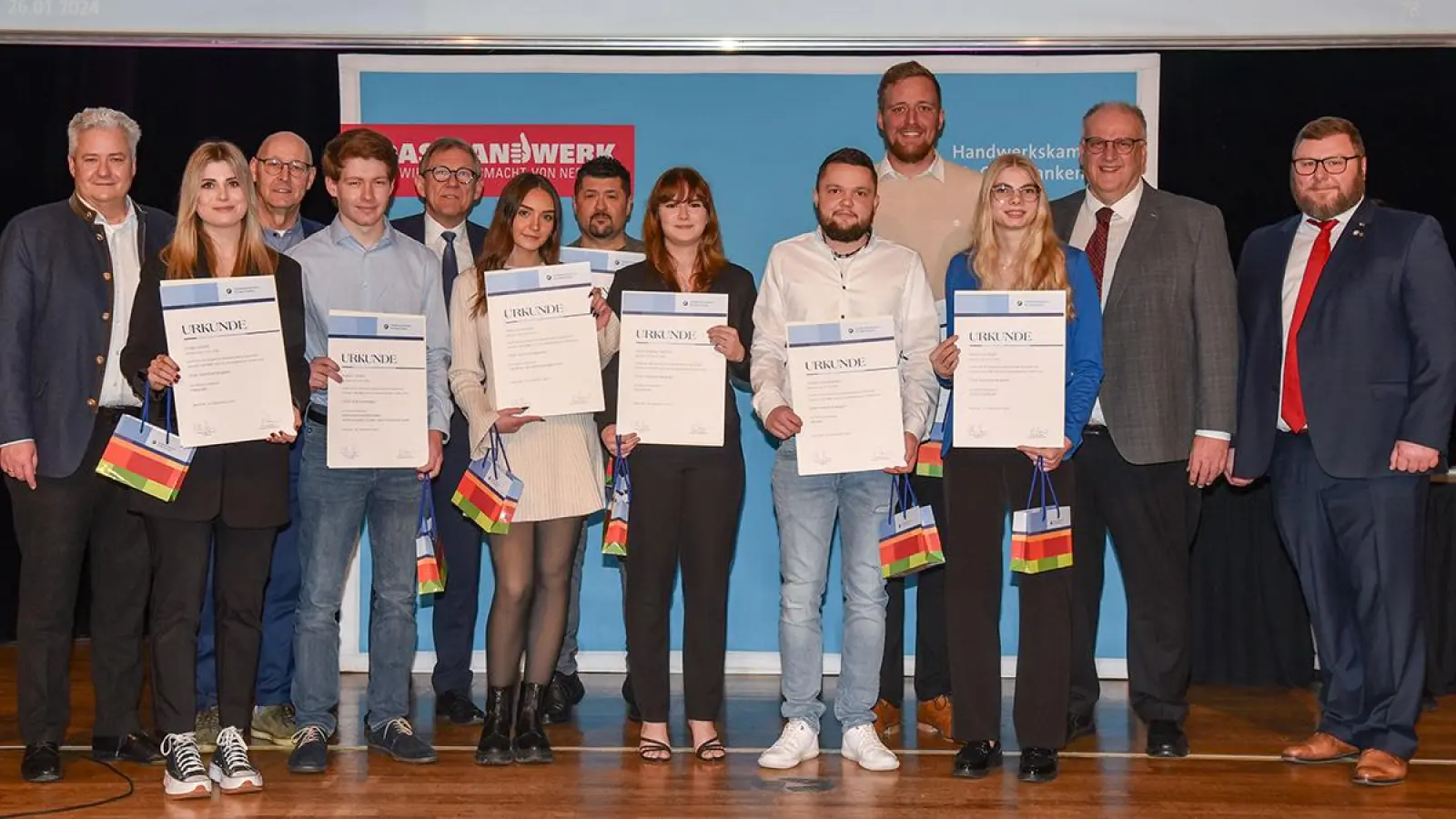 Die Kammersiegerinnen und Kammersieger aus dem Landkreis Bayreuth umrahmt von Ehrengästen (von links): Friseurin Fenja Garrett (3. Landessiegerin), Informationselektroniker Markus Zörlein; Kauffrau für Büromanagement Diana Schneider; Zweiradmechatroniker Christian Greiner; Konditorin Anna Sophia Griebel, Maurer Fabian Dannhäußer, Kraftfahrzeugmechatroniker Johann Labuhn (3. Landessieger) und Augenoptikerin Anna Löwinger. Dahinter von links HWK-Präsident Matthias Graßmann, stellvertretender Landrat Manfred Neumeister, der Vorsitzende der Geschäftsführung der Agentur für Arbeit Bayreuth-Hof, Sebastian Peine, HWK-Hauptgeschäftsführer Reinhard Bauer und Kreishandwerksmeister Michael Hopf. (Foto: HWK für Oberfranken/Stefan Dörfler)