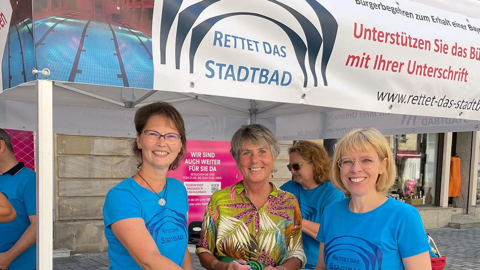 Karin Diehl (li.) und Anja Antoniali-Leistner (re.) machen sich gemeinsam mit Bayreuths Ex-Oberbürgermeisterin Brigitte Merk-Erbe für den erhalt des Stadtbades stark. (Foto: inBayreuth.de)